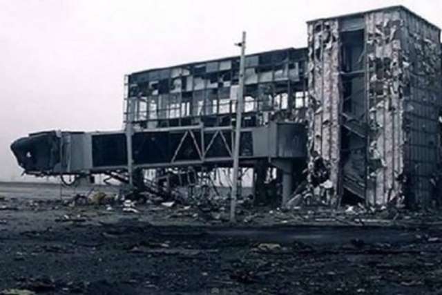 В аэропорту Донецка взорвали второй этаж: обломки упали на бойцов. Фото