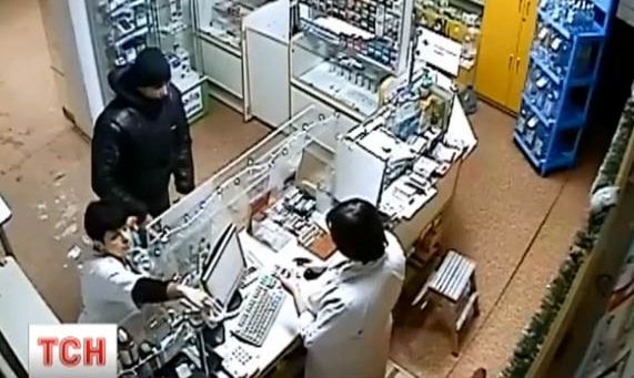 Аптекарша во Львове не позволила вооруженному грабителю забрать деньги. Видео