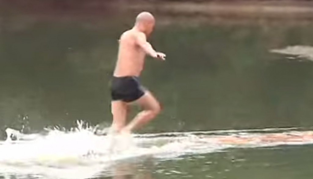 Бег по воде: шаолиньский монах пробежал 120 метров, побив свой рекорд. Видео