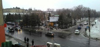 В Донецке снаряд опять упал на остановку: есть погибшие. Фото