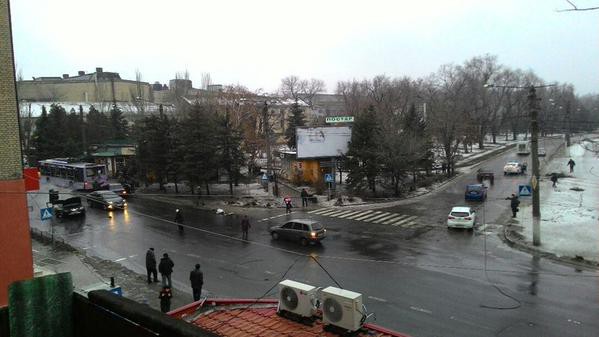 В Донецке снаряд опять упал на остановку: есть погибшие. Фото
