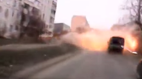 В эпицентре обстрела Мариуполя: водитель чудом не попал под снаряд. Видео