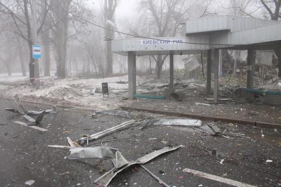В Донецке снаряд попал в очередь за водой: есть погибшие. Фото