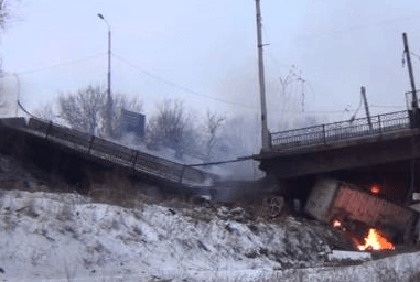 Возле донецкого аэропорта взорван Путиловский мост. Видео