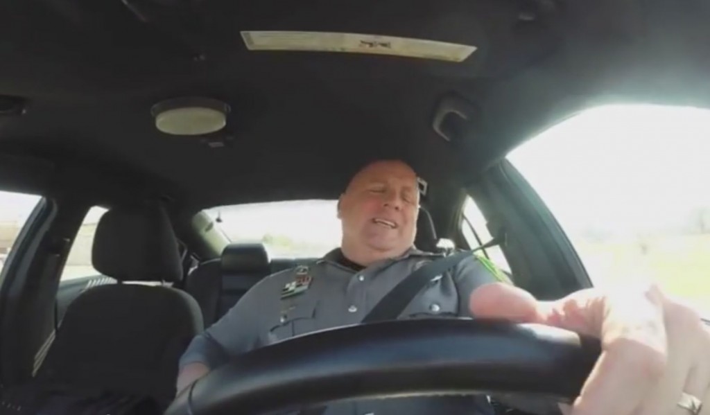 Смешное видео с полицейским, исполняющим хит Shake It Off, взорвало интернет.  Видео