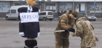 В Житомире на глазах у женщин и детей сожгли чучело Путина. Видео