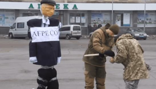 В Житомире на глазах у женщин и детей сожгли чучело Путина. Видео