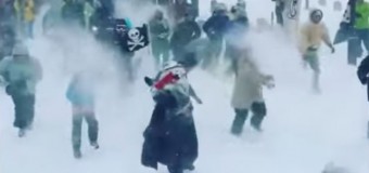 Большая снежная драка на улице в США: ролик опубликован в сети. Видео