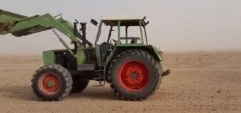 Из трактора сделали качели для веселых катаний по пустыне. Видео