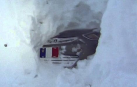 В Канаде мужчина откапывал из-под снега свою машину больше шести часов. Видео