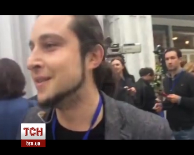 Российский журналист крикнул «Гав» в адрес съемочной группы ТСН в Минске. Видео