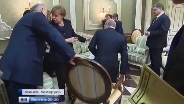В Минске Лукашенко не дал Путину сесть на стул. Видео