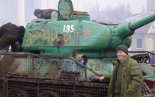Сепаратисты показали, как разъезжают на танке-памятнике. Видео