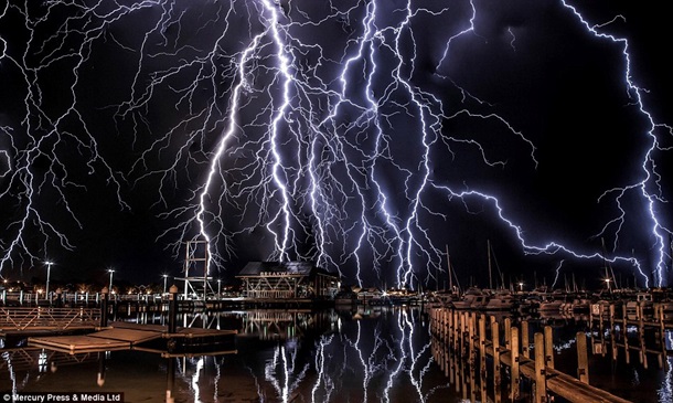 Фотограф-любитель сделал уникальные снимки молнии в Австралии. Фото