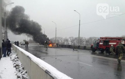 Снаряд в Донецке попал прямо в мост: двое погибших. Видео