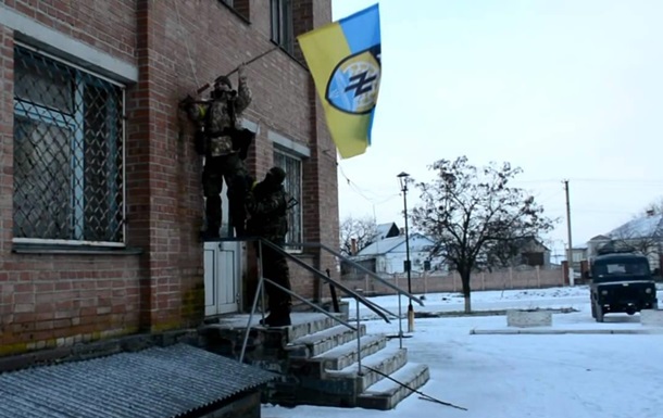 Бойцы «Азова» повесили свой флаг в Коминтерново. Видео