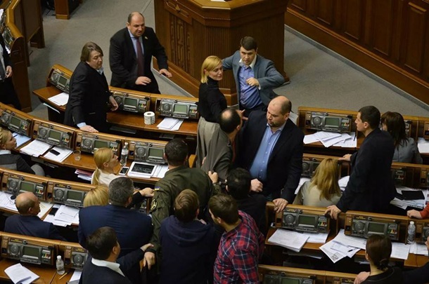 В Раде депутаты подрались из-за закона по борьбе с коррупцией. Фото