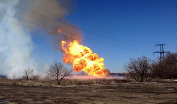 На дебальцевской трассе в результате обстрелов загорелся газопровод. Видео