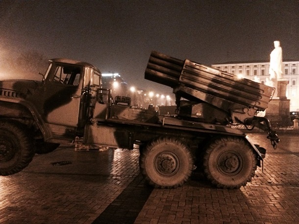На одну из площадей Киева свезли военную технику. Фото