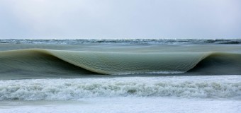 Фотографу удалось запечатлеть уникальное зрелище — замерзшие волны. Фото