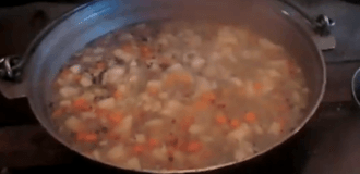 Украинские военные приготовили «суп из сепаратистов». Видео