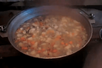 Украинские военные приготовили «суп из сепаратистов». Видео