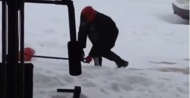 Падающий снегоуборщик взорвал интернет. Видео