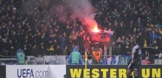 Футбольные фанаты сожгли на матче флаг России. Видео