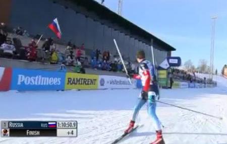 Российский биатлонист потерял флаг своей страны и финишировал с палкой. Видео
