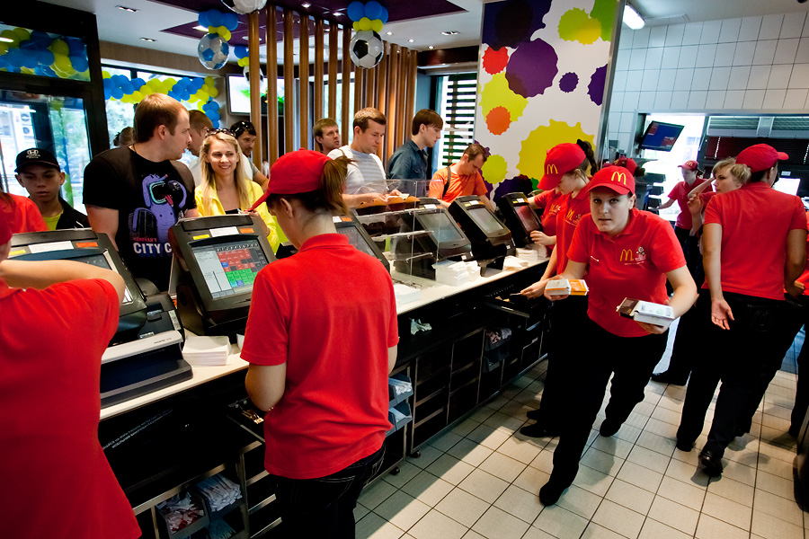 Работник McDonalds устроил зверский погром на рабочем месте. Видео