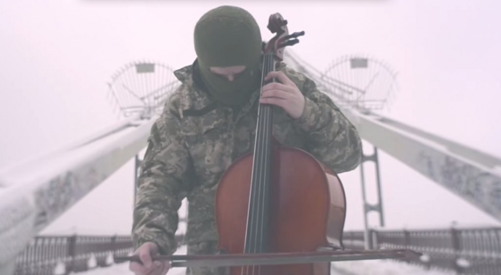 Боец АТО сыграл гимн Украины на виолончели. Видео