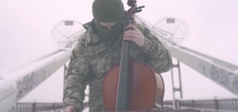 Боец АТО сыграл гимн Украины на виолончели. Видео