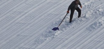 В Киеве уборщики снега  рискуют стать кандидатами на премию Дарвина. Видео