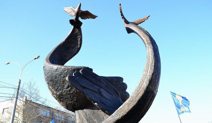 В николаевском сквере установили памятник Героям Небесной сотни. Фото