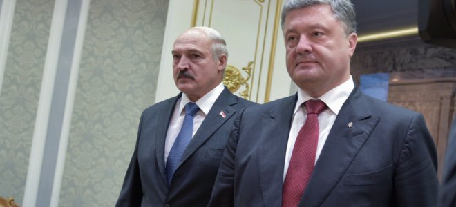 «Тяжело. Он играет грязно и нечестно»: Лукашенко и Порошенко в Минске о Путине. Видео