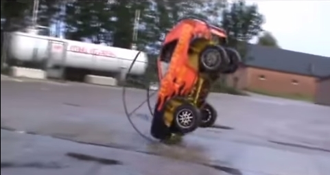 Автомобиль-колобок выполняет невероятные трюки на дороге. Видео