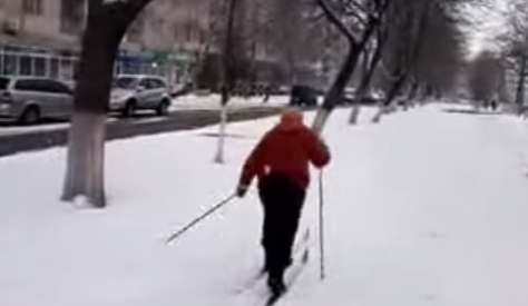 «Лыжню прокладываю»: 70-летняя бабушка передвигается по городу на лыжах. Видео