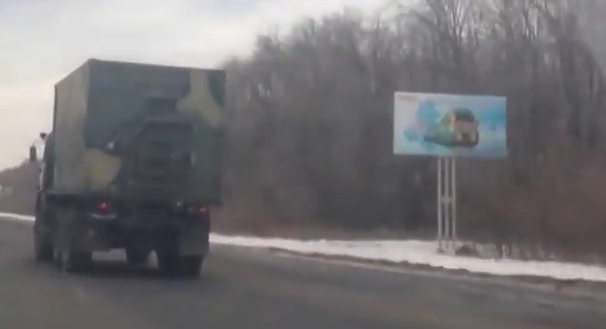 Очевидцы сняли на видео огромную колонну техники в Ростовской области