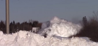Несущийся поезд, создающий снежное цунами, «взорвал» интернет. Видео