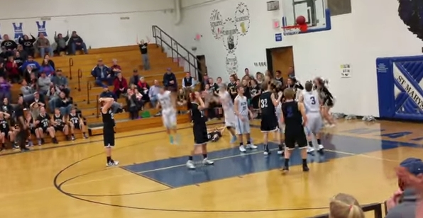В последние секунды игры баскетбольный мяч застрял на дужке кольца. Видео