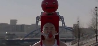 Японцы создали робота-помидора, который накормит во время пробежки. Видео
