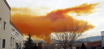 Огромное токсичное оранжевое облако накрыло город в Каталонии. Видео