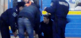 В Киеве пассажир остановил поезд и лег между вагонами метро. Видео