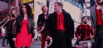 В Нью-Йорке рокеры пожелали мира Украине, исполнив «Червону руту». Видео