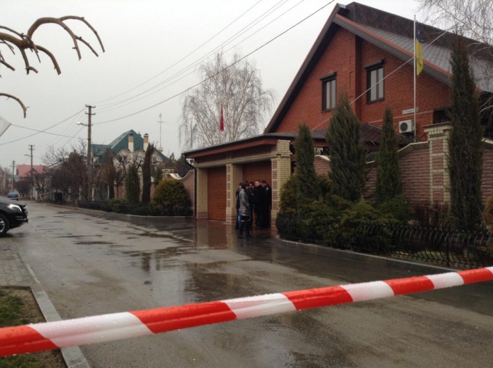Дом застреленного регионала Пеклушенко забит следователями. Фото