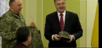 Порошенко примерил новую военную форму. Видео
