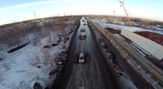 Россиянин снял вид на километровую лужу, в которой тонут автомобили. Видео