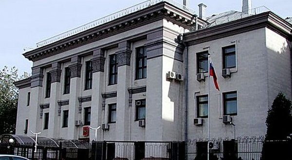 Под посольство РФ в Киеве принесли траурный венок. Фото
