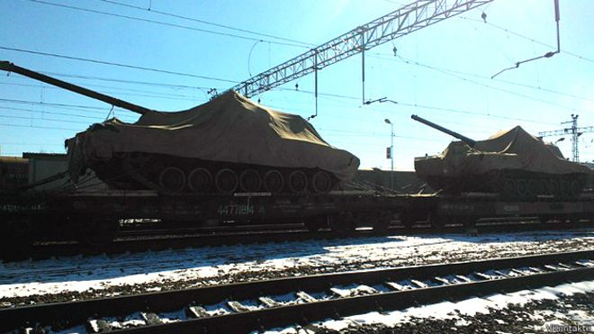 Суперсекретные российские танки «Армата» уже едут на парад в Москву. Видео