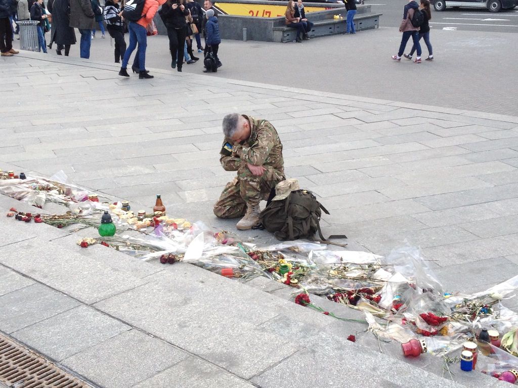 Слезы героя: боец АТО оплакивает погибших друзей на Донбассе. Фото